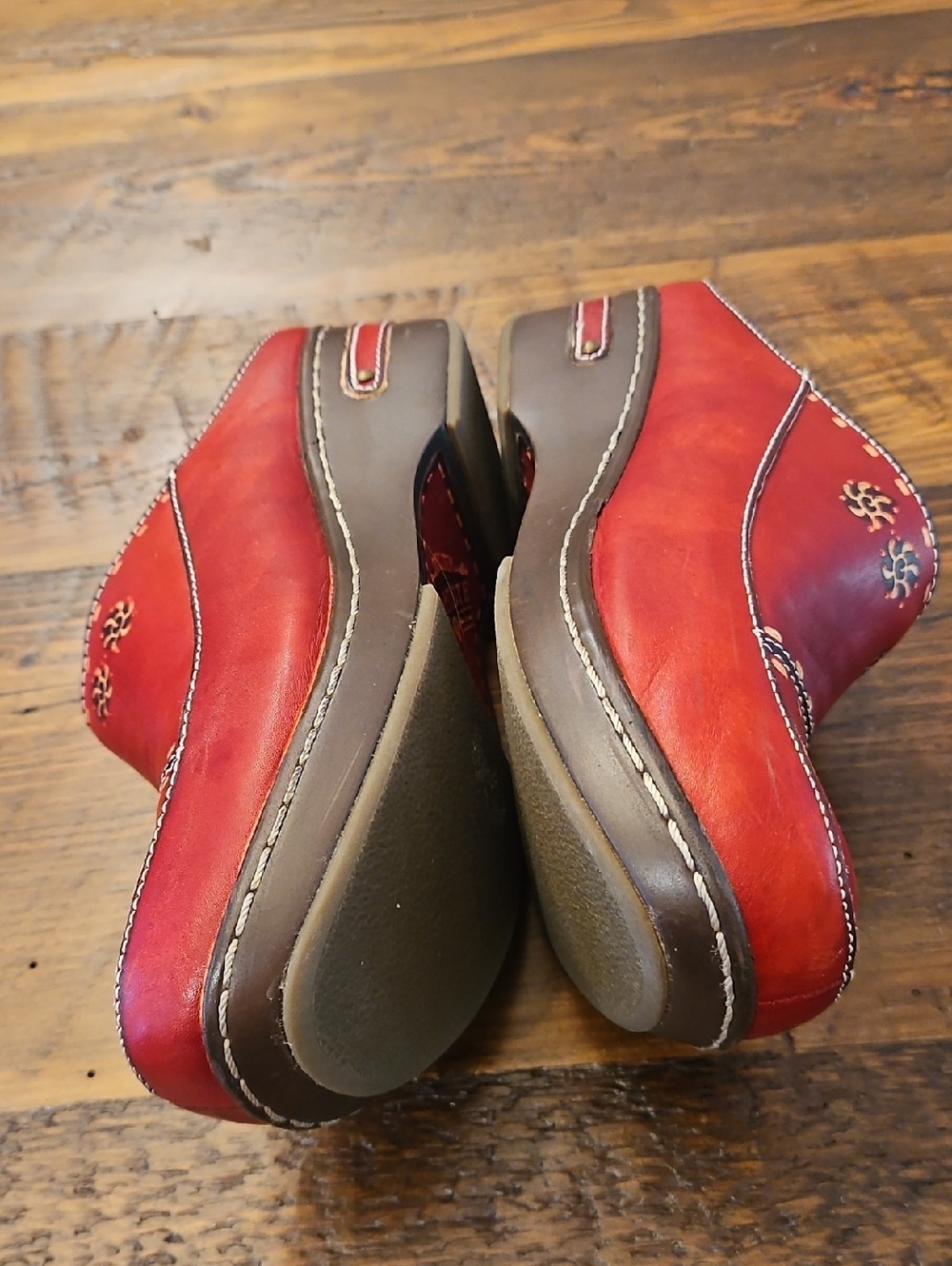 Worn Once L'Artiste Hand Painted Chino Red Leather Slip-On Clogs - Picture 6 of 9